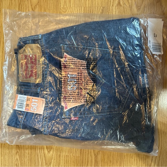 Men’s Levi Straight Leg Button Fly Jeans BRAND NEW - Picture 1 of 4